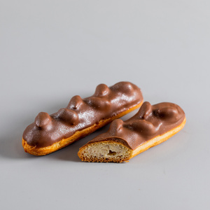 Eclair with almonds
