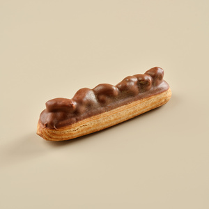 Eclair with Almonds