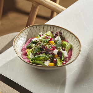 Салат со свекольным хумусом