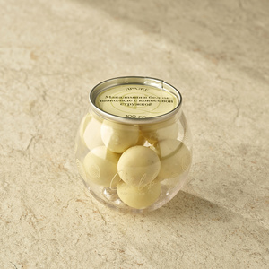 Shokoladga botirilgan makadamiya yong'oqlari va kokosli struj'kalari