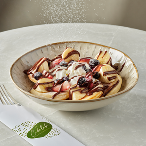 Панкейки с бананом и ягодами