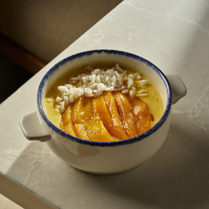 Рисовая каша с манговым пюре