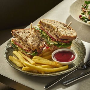 Tovuq go‘shtli sendvich